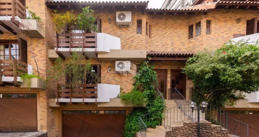 Casa  em condomínio com 291m² privativos, localizada em uma das regiões mais nobres de porto alegre.