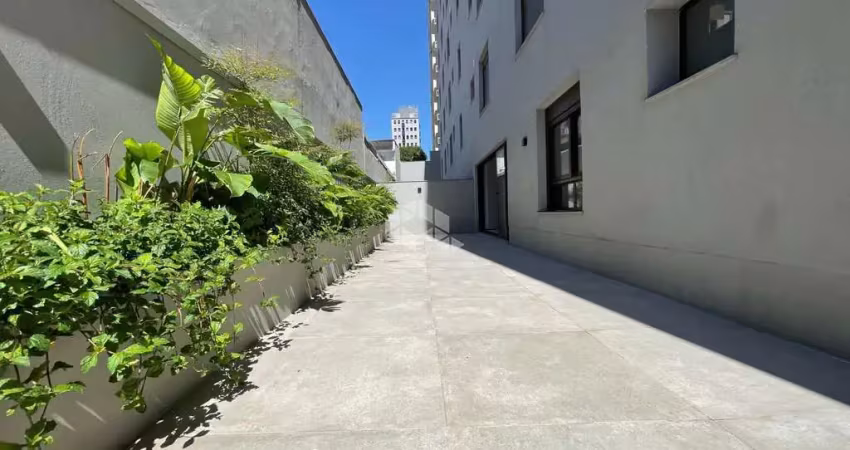 Apartamento com sacada e 03 suítes , todas as garagens equipadas com tomadas individuais para carro