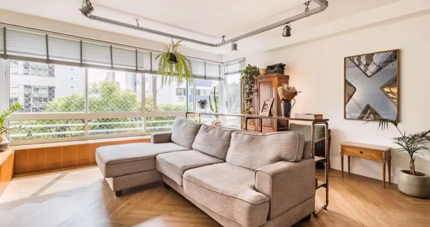 Apartamento no petrópolis com 2 quartos, sendo duas suítes, 2 vagas, churrasqueira, reformado e edifício com infra completa.