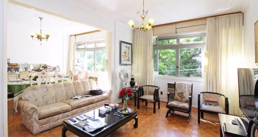 Espaçoso apartamento na rua garibaldi, 110m²  , 2 d, 1b, sala dois ambientes bem ampla .