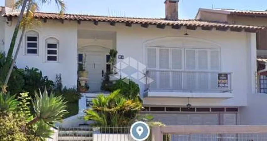 Casa com 03 dormitórios e grande piscina