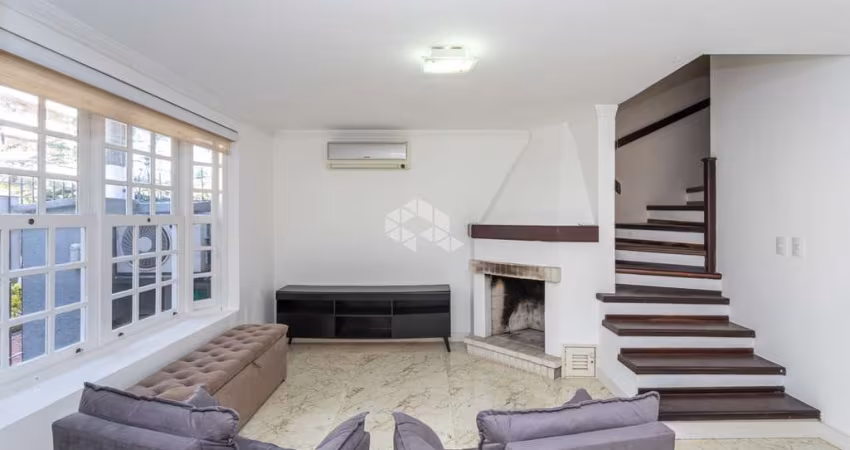 Casa semimobiliada com 187m², 3 dormitórios (sendo 2 suítes) e 2 vagas de garagem no bairro Chácara das Pedras.
