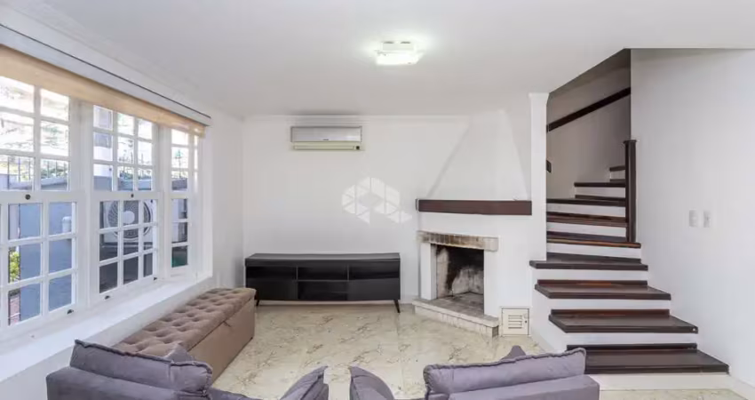 Casa semimobiliada com 187m², 3 dormitórios (sendo 2 suítes) e 2 vagas de garagem no bairro chácara das pedras.