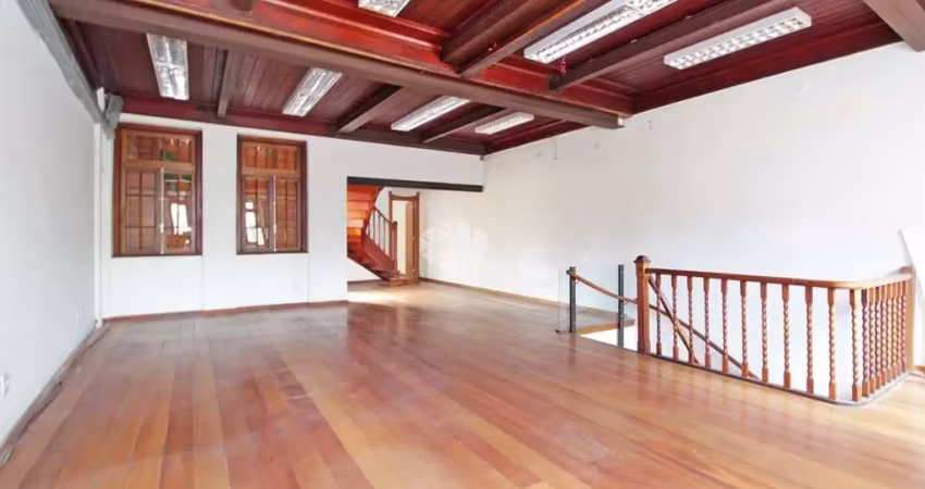 Enorme casa comercial com espaço aberto, infinitas possibilidades de comércio em geral.