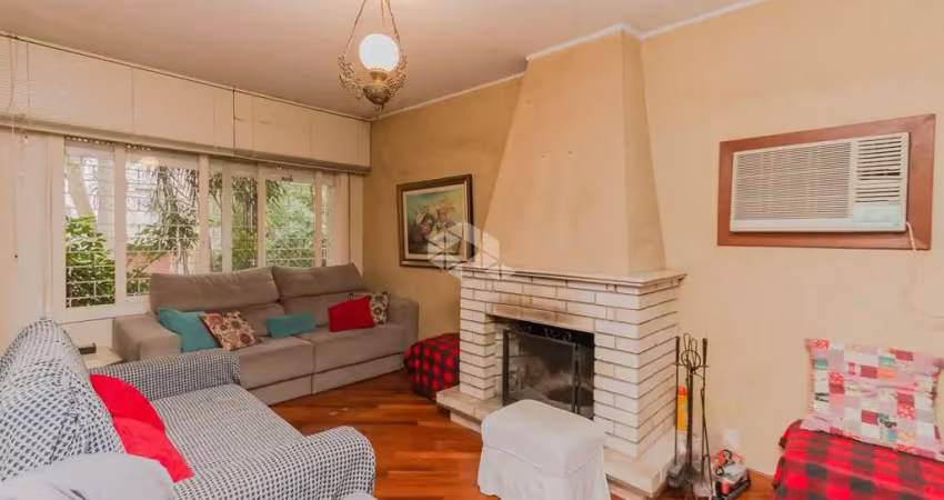 Casa com 6 dormitórios, sendo 2 suites e 3 vagas no bairro petrópolis