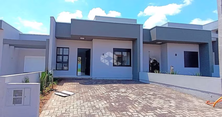 Casa nova com 2 dormitórios, sendo uma suíte, vaga de garagem e pátio. Bairro Encosta do Sol em Estancia Velha. Aceita Financiamento!