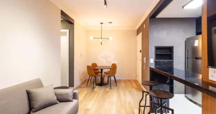 Apartamento mobiliado, 2 dormitórios, 1 suíte, churrasqueira, elevador, 2 vagas cobertas. Bairro Centro de Novo Hamburgo.