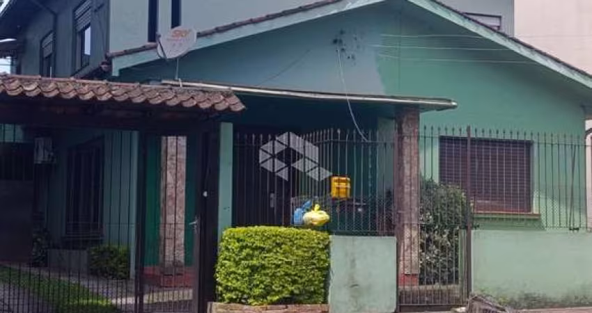 Casa com 6 dormitórios, 1 suite master, 4 banheiros, 5 vagas. Bairro Rio Branco em Novo Hamburgo. Aceita financiamento bancário.