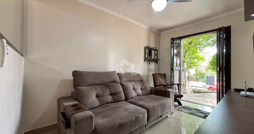 Casa ampla com dois pavimentos, 3 dormitórios, semi mobiliada, pátio nos fundos, garagem fechada, sacada, churrasqueira, bairro Guarani.