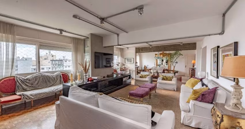 Apartamento de 248m2 com vista para o Guaíba em prédio clássico da capital.