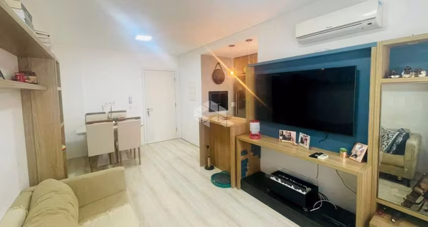 Apartamento 02 quartos, sendo 01 suíte e 01 vaga no bairro Gloria