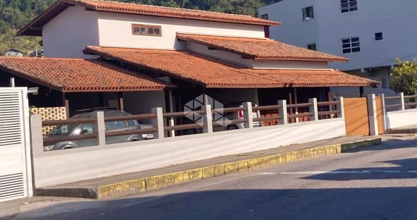 CASA RESIDENCIAL COM VOCAÇÃO COMERCIAL - GANCHOS DO MEIO