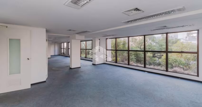 Sala comercial de 500m² com 03 vagas de garagem no bairro Moinhos de Vento