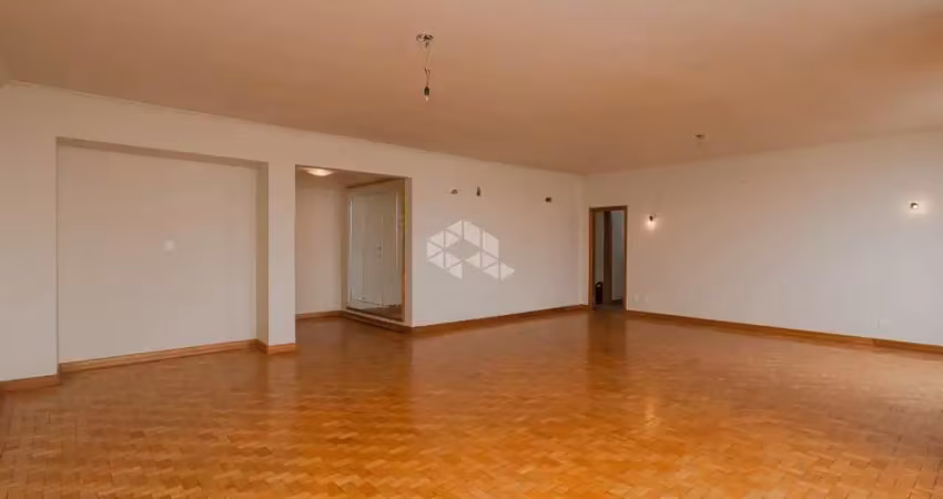 Espaçoso apartamento de 207m2, 4 dormitórios no centro histórico