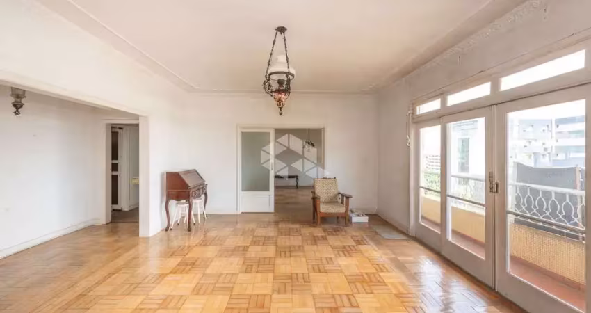 Apartamento de 171m2, living em 2 ambientes,  sacada, 3 dormitórios, sendo 2 suítes