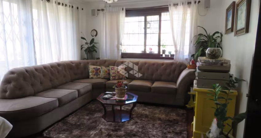 EXCELENTE CASA 4 DORMITORIOS, NO BAIRRO CRISTAL