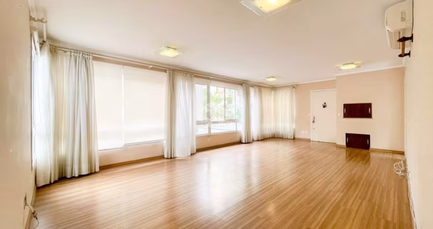 Amplo apartamento com espaçosa sala de estar equipada com churrasqueira, 3 dormitórios, sendo 1 suíte, no bairro  Moinhos de Vento em Porto Alegre