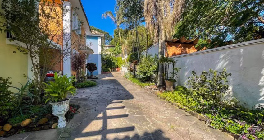 Casa em condomínio, 3 dormitórios, no bairro Tristeza, Porto Alegre.