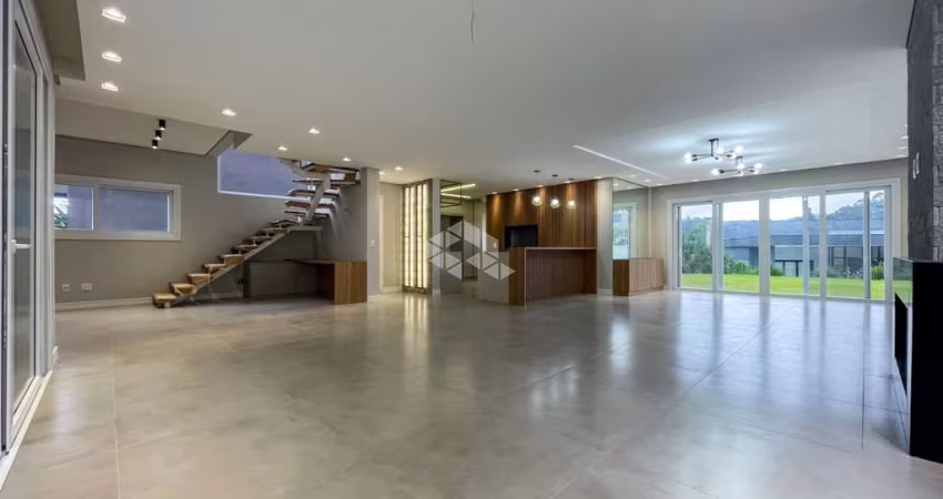 Casa Alphaville de 3 suítes, ampla área social, garagem e pátio!