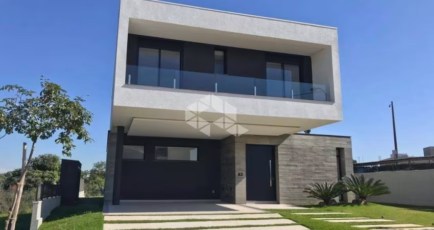 CASA COM 03 SUÍTES, ESPAÇO GOURMET, PÁTIO E PISCINA NO ALPHAVILLE