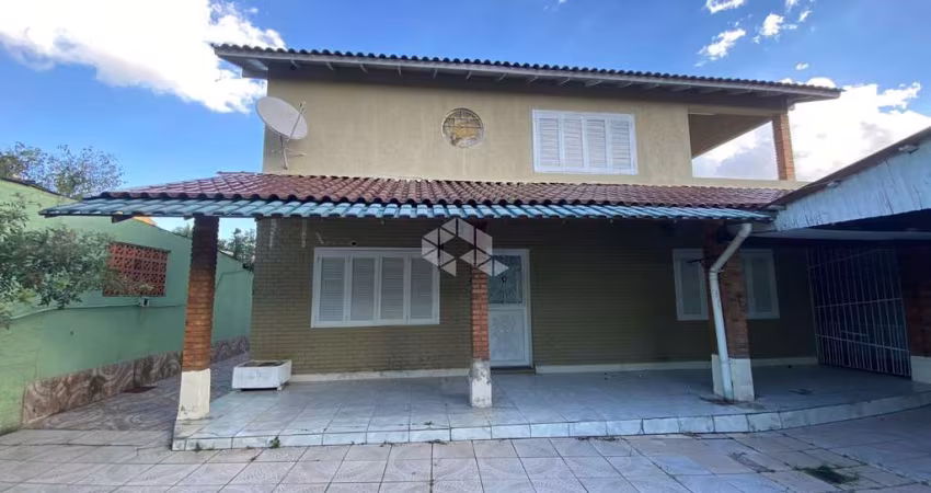 Sitío em meio a cidade, são 03 dormitórios, sendo um térreo (todos suíte), no bairro Guarujá, Zona Sul de Porto Alegre.