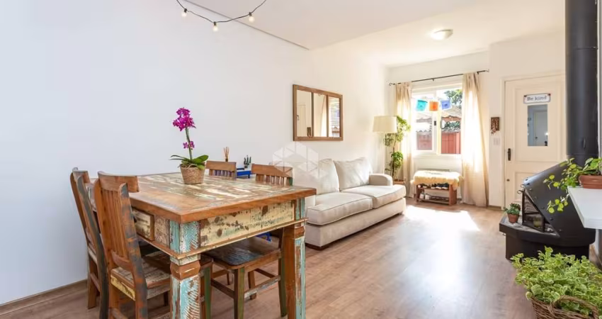 Excelente Casa Sobrado com 3 dormitórios, suíte, lavabo, lareira, pátio com churrasqueira e vaga de garagem no bairro Teresópolis
