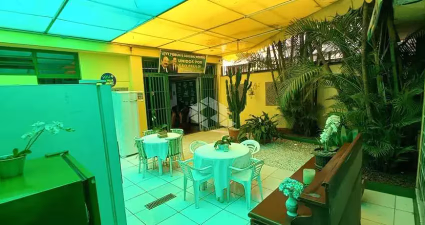 Sobrado à venda com terreno de 300 m² em zona mista para moradia ou uso comercial