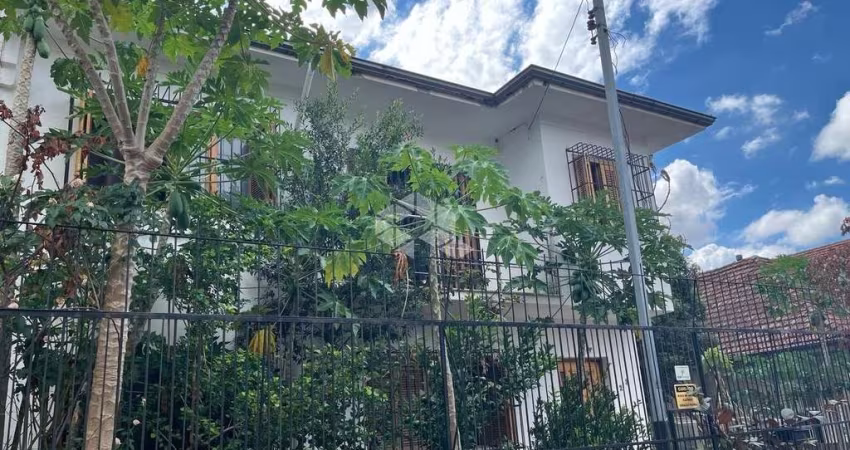 Sobrado com 4 dormitórios com 215m² de área privativa no bairro Santo Antonio
