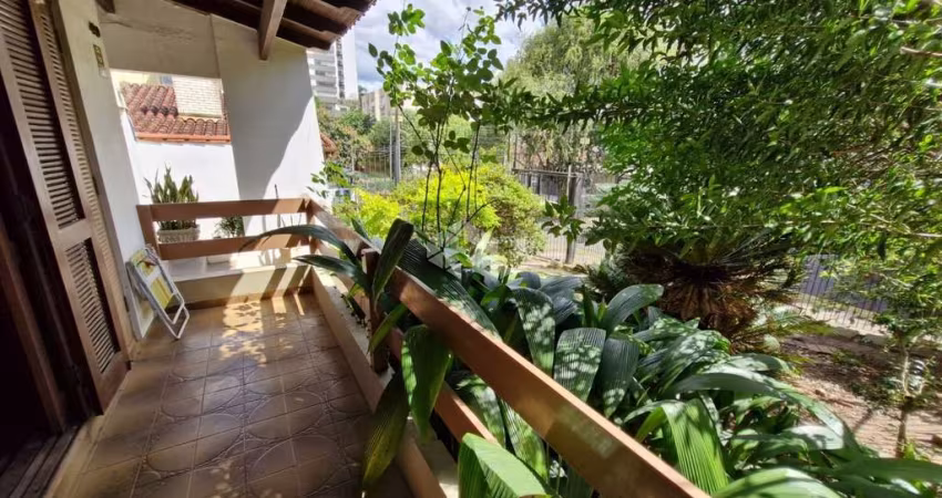 CASA NO BAIRRO  BOA VISTA, 2 VAGAS, 3 DORMITÓRIOS E 2 QUINTAIS.