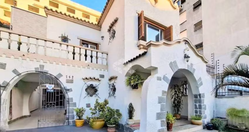 Casa à venda com 295m², 5 quartos, 3 suites, 5 vagas, lareira e piscina.