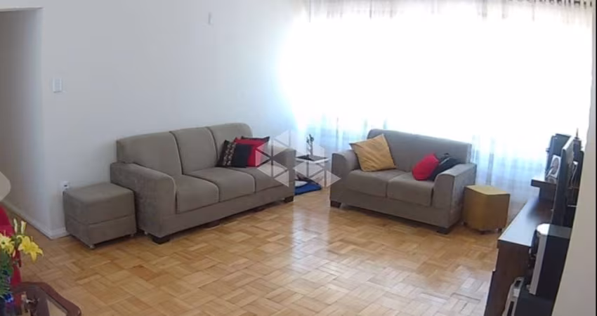 3 dormitórios reformado no Petrópolis