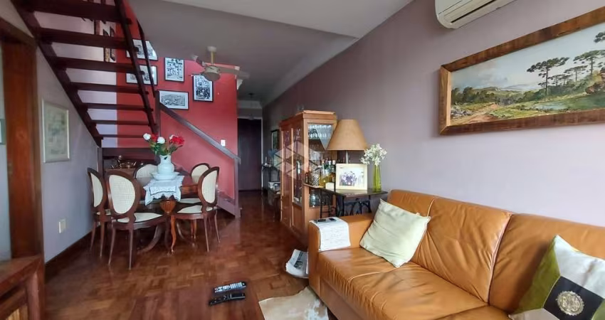 Cobertura de 2 dormitórios, living em Parquet, banheiro social, cozinha montada e w.c.auxiliar