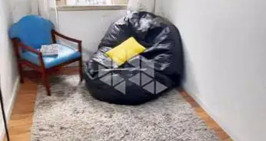 Apartamento 1 dormitório (sub-solo) com um pequeno pátio no bairro floresta.