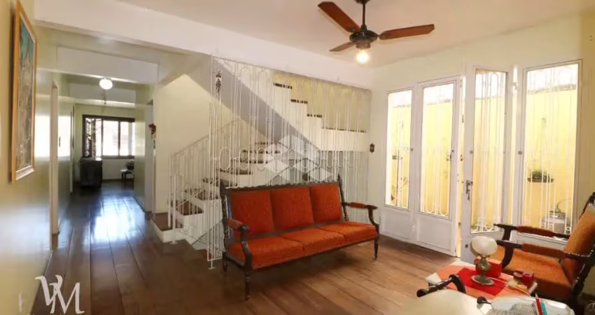 Casa com  332m2, com 4 dorm. no bairro santo antonio