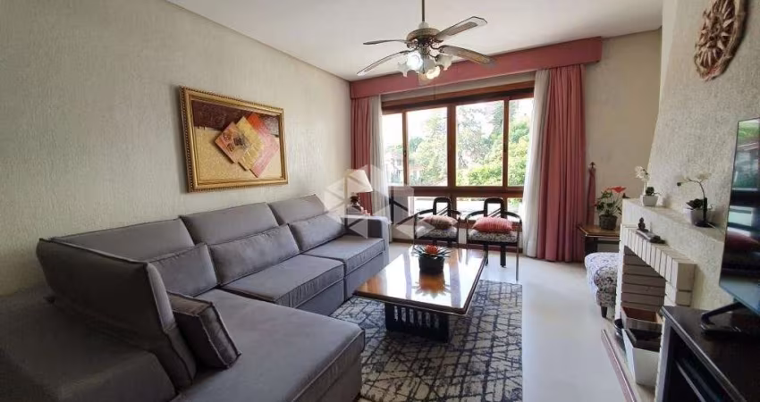 Apartamento com 3 dormitórios, sendo 1 suíte com banheira, sacada, living 2 ambientes com lareira.