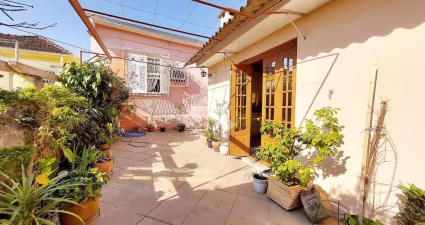 Casa com 3 quartos à venda na Rua Coronel Neves, 525, Medianeira, Porto Alegre