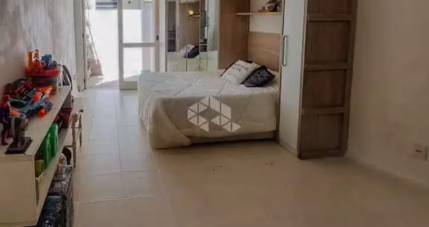 Amplo jk térreo, com 46 m², com jardim de inverno e área de serviço fechada, bairro santa cecília - porto alegre