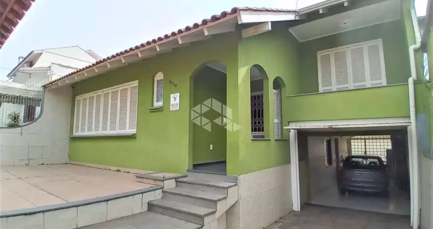 Casa com 5 dormitórios, 1 suíte, sacada, pátio, churrasqueira, piscina e 2 vagas de garagem  no bairro vila ipiranga, em porto alegre