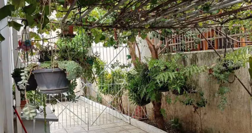 Casa plana com 4 dormitórios , salão de festas e pátio gigante