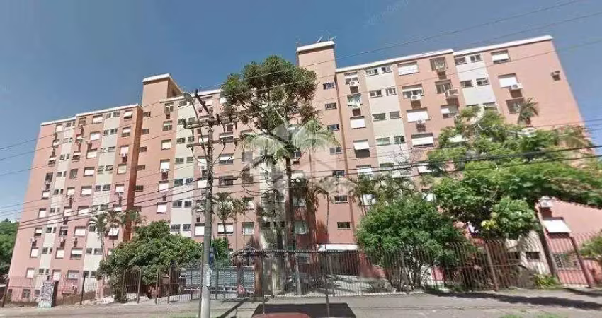 Apartamento de 2 dormitorios, reformado, com vaga de garagem rotativa e sol da manha