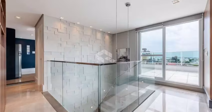 Cobertura com 3 suites e 3 vagas com vista para o Guaíba no bairro Menino Deus.
