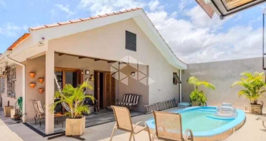 Casa 03 dormitórios, bairro Tristeza com vaga de garagem e piscina