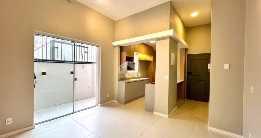 Apartamento Térreo Reformado com Pátio na Av. Protásio Alves!