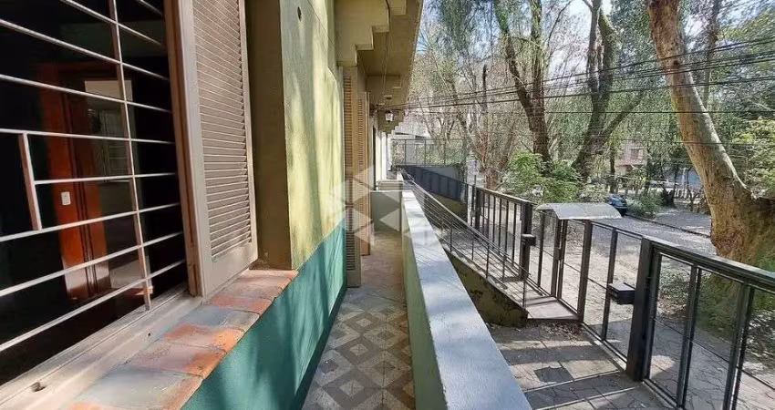 Apartamento garden 3 dormitórios com suíte, sauna, churrasqueira, pátio e sacada no petrópolis.