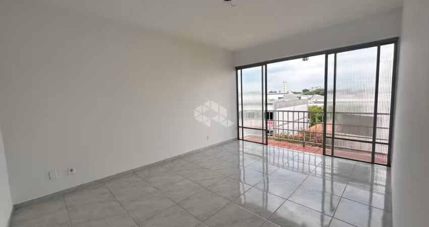 APARTAMENTO AMPLO NO CENTRO COM SACADA, 02 DORMITÓRIOS