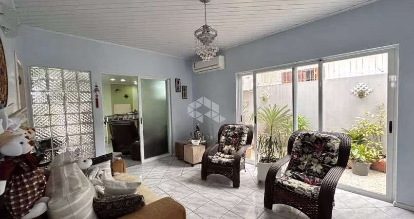 Casa de 4 dormitórios e piscina no bairro Universitário!