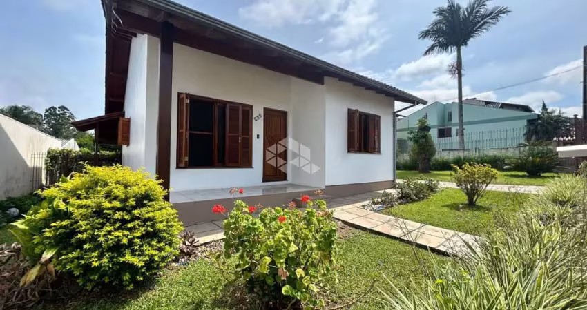 Casa de 2 dormitórios com chapa e piscina no bairro Arroio Grande!