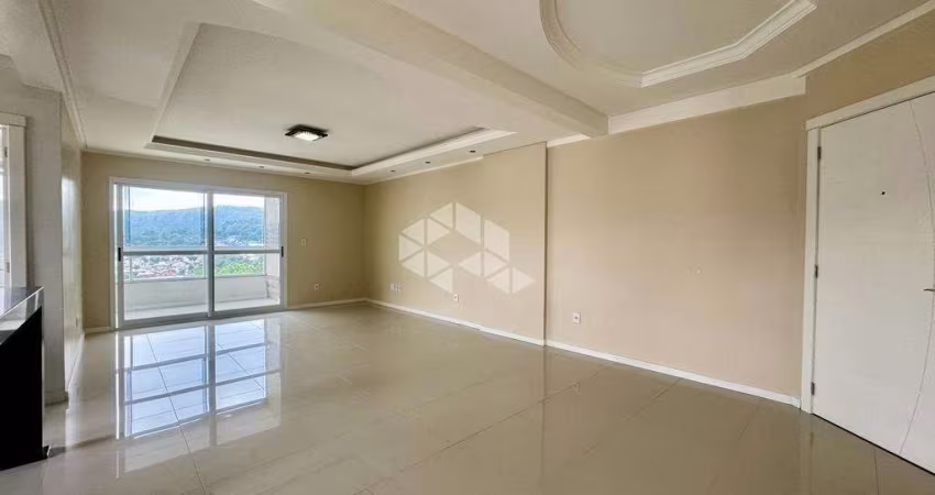 Apartamento central, semimobiliado, 03 dormitórios (02 suítes) em andar alto