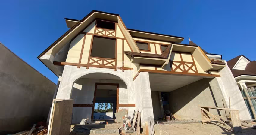 CASA EM ESTILO GERMÂNICO EM CONDOMÍNIO FECHADO!