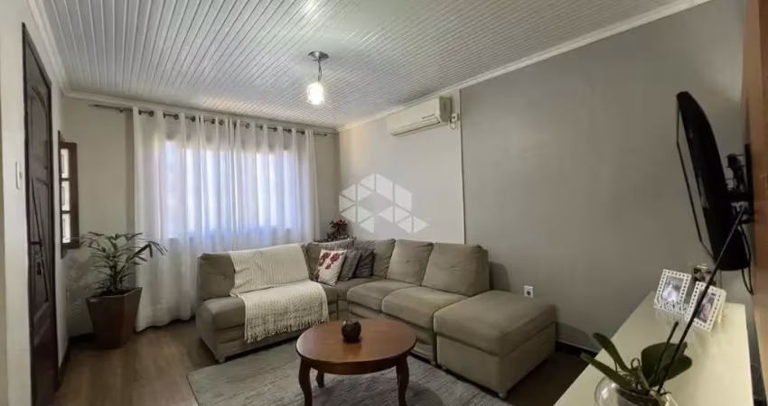 Casa 03 dormitórios, com amplo pátio fundos pra UNISC